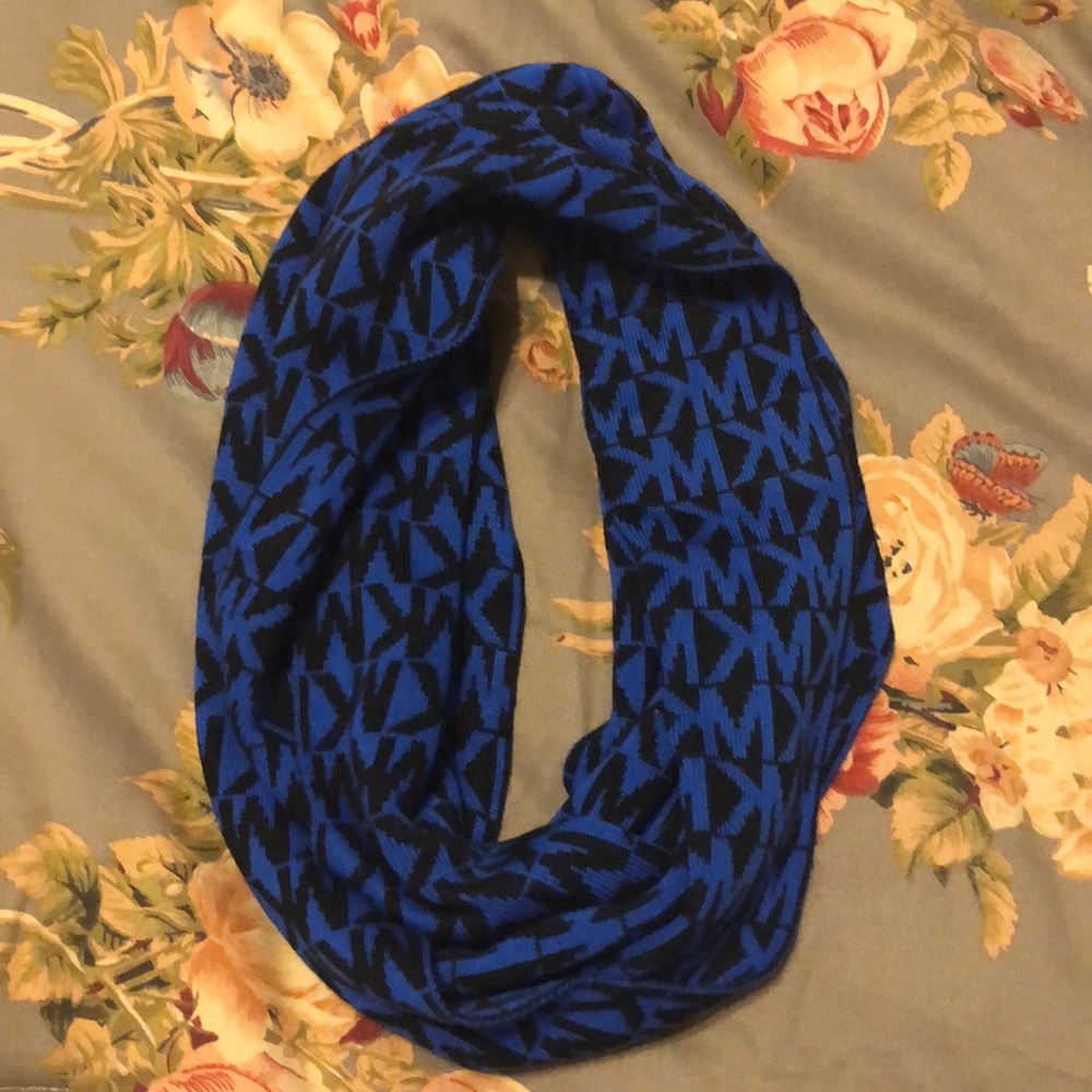 Like new Michael kors infinity scarf